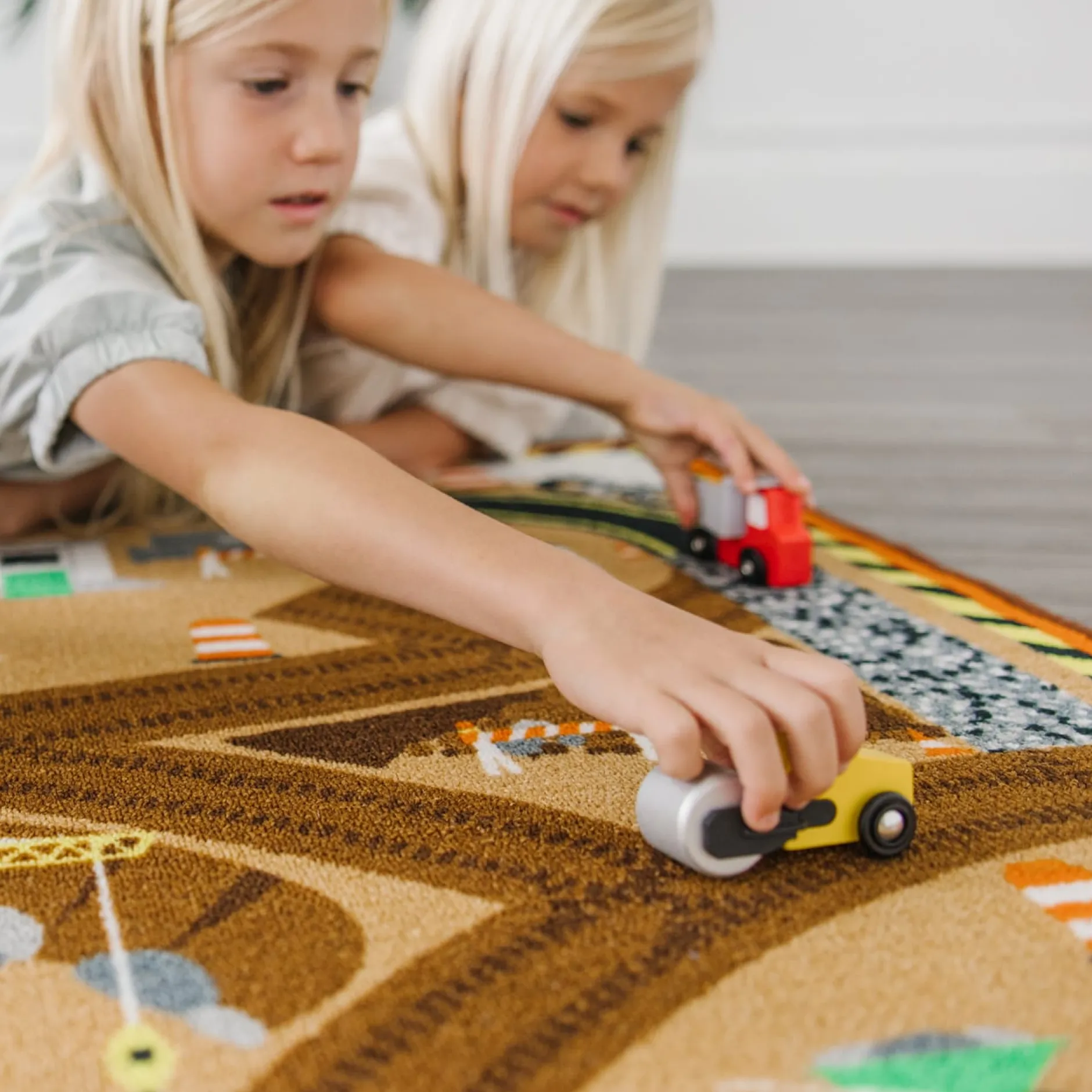 Vehicles & Trains>Melissa & Doug Round the Construction Zone Work Site Rug & Vehicle Set